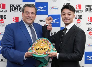JUNTO NAKATANI SE VISTE DE VERDE Y ORO, RECIBIÓ EL CINTURÓN WBC GALLO