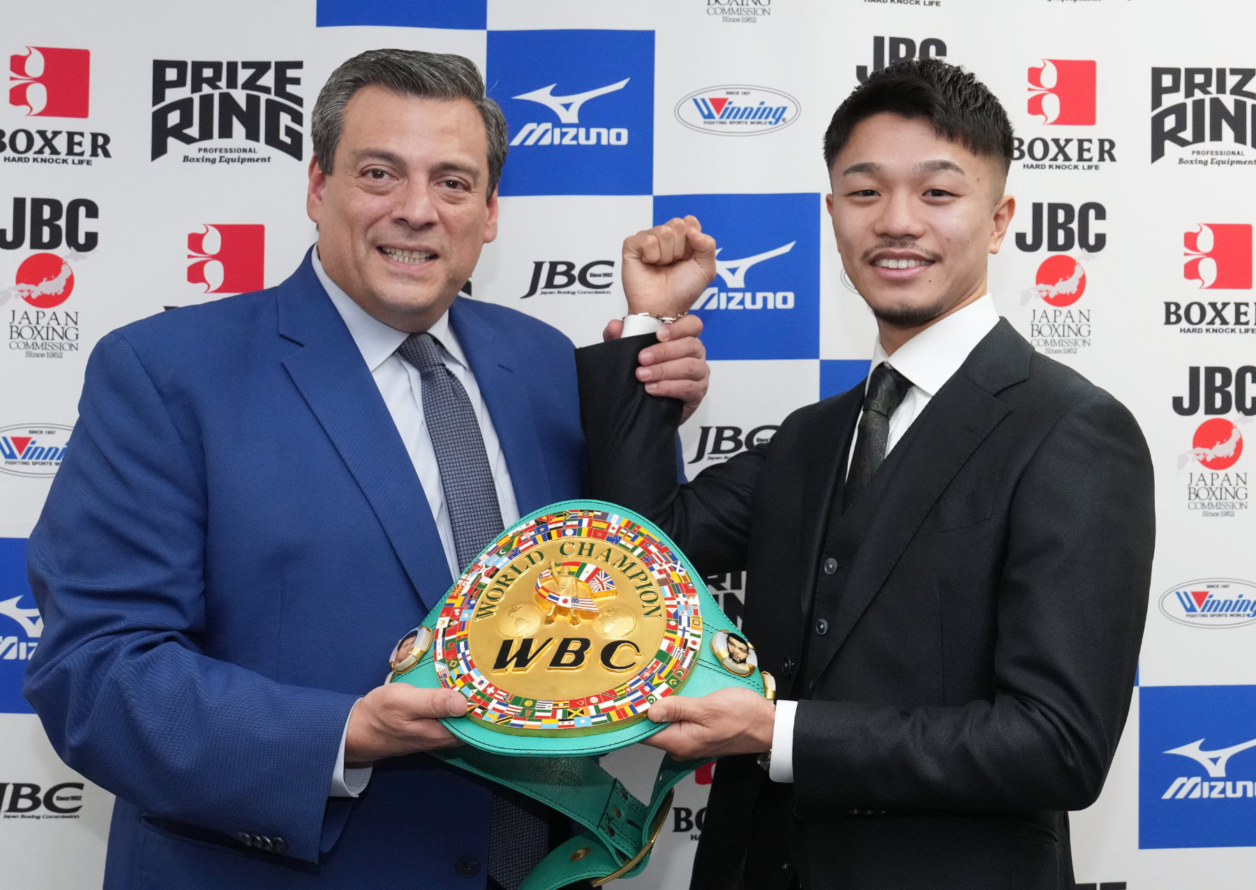 JUNTO NAKATANI SE VISTE DE VERDE Y ORO, RECIBIÓ EL CINTURÓN WBC GALLO