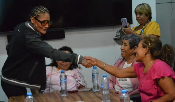 ‘BARBY’ JUÁREZ Y ‘THE TIGER’ FIRMAN TREGUA TEMPORAL Y VISITAN PACIENTES DE CENTRO ONCOLÓGICO