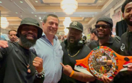 CINTURÓN JUNETEENTH PRESENTADO A LA FAMILIA DE RUSSELL