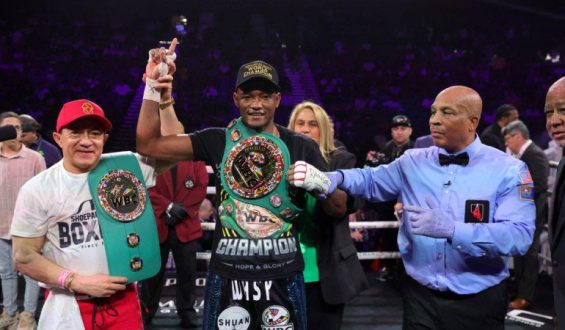 ALBERTO PUELLO DERROTÓ A GARY RUSSEL, ES CAMPEÓN WBC SUPERLIGERO