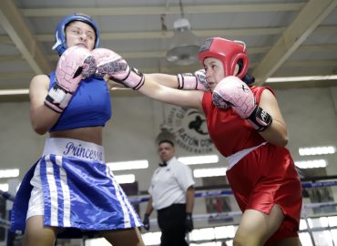 CON “LA GUERRERA” TORRES COMO MADRINA, ARRANCARON LAS SEMIFINALES DE PUÑOS ROSAS