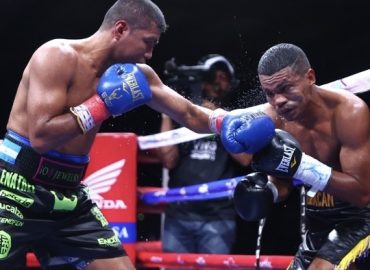 ROMÁN “CHOCOLATITO” GONZÁLEZ NOQUEÓ AL COLOMBIANO ROBER BARRERA