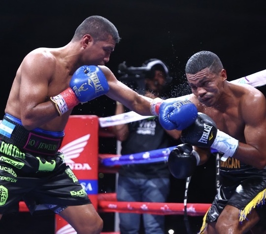 ROMÁN “CHOCOLATITO” GONZÁLEZ NOQUEÓ AL COLOMBIANO ROBER BARRERA