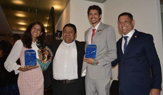HONOR A QUIEN HONOR MERECE