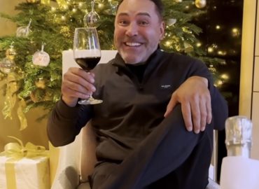 CANTANDO UN VILLANCICO, OSCAR DE LA HOYA SE BURLA DE CANELO