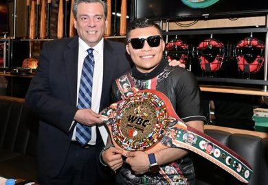 ISAAC “PITBULL” CRUZ ES EL PRIMER GUERRERO AZTECA WBC