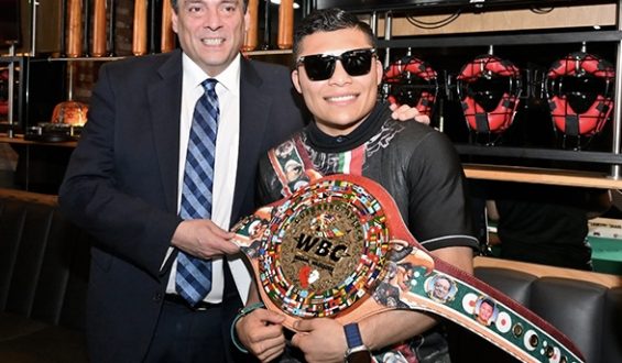 ISAAC “PITBULL” CRUZ ES EL PRIMER GUERRERO AZTECA WBC