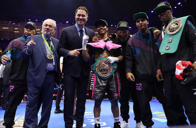 SHAKUR STEVENSON DESPACHO EN NUEVE GIROS A JOSH PADLEY