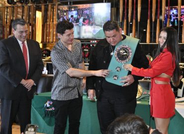 JAY “PANDA” NAJAR ES RECONOCIDO CON LA TOALLA DE ENTRENADOR WBC