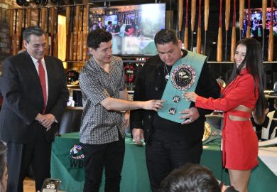 JAY “PANDA” NAJAR ES RECONOCIDO CON LA TOALLA DE ENTRENADOR WBC