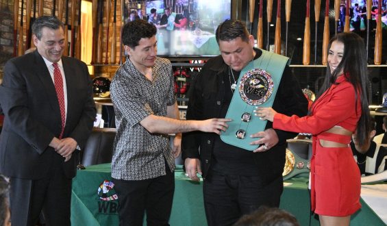 JAY “PANDA” NAJAR ES RECONOCIDO CON LA TOALLA DE ENTRENADOR WBC