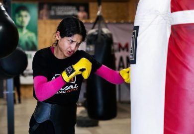 GABRIELA FUNDORA SE LISTA PARA APLICAR SU “DULCE VENENO”