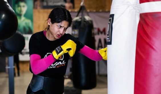 GABRIELA FUNDORA SE LISTA PARA APLICAR SU “DULCE VENENO”