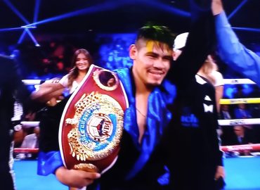 EMANUEL NAVARRETE VENCIÓ A CHARLY SUÁREZ, EN PECHANGA ARENA