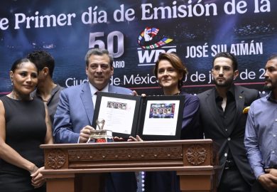 CON ESTAMPILLA POSTAL, CELEBRAN 50 ANIVERSARIO DE DON JOSÉ SULAIMÁN AL FRENTE DEL WBC