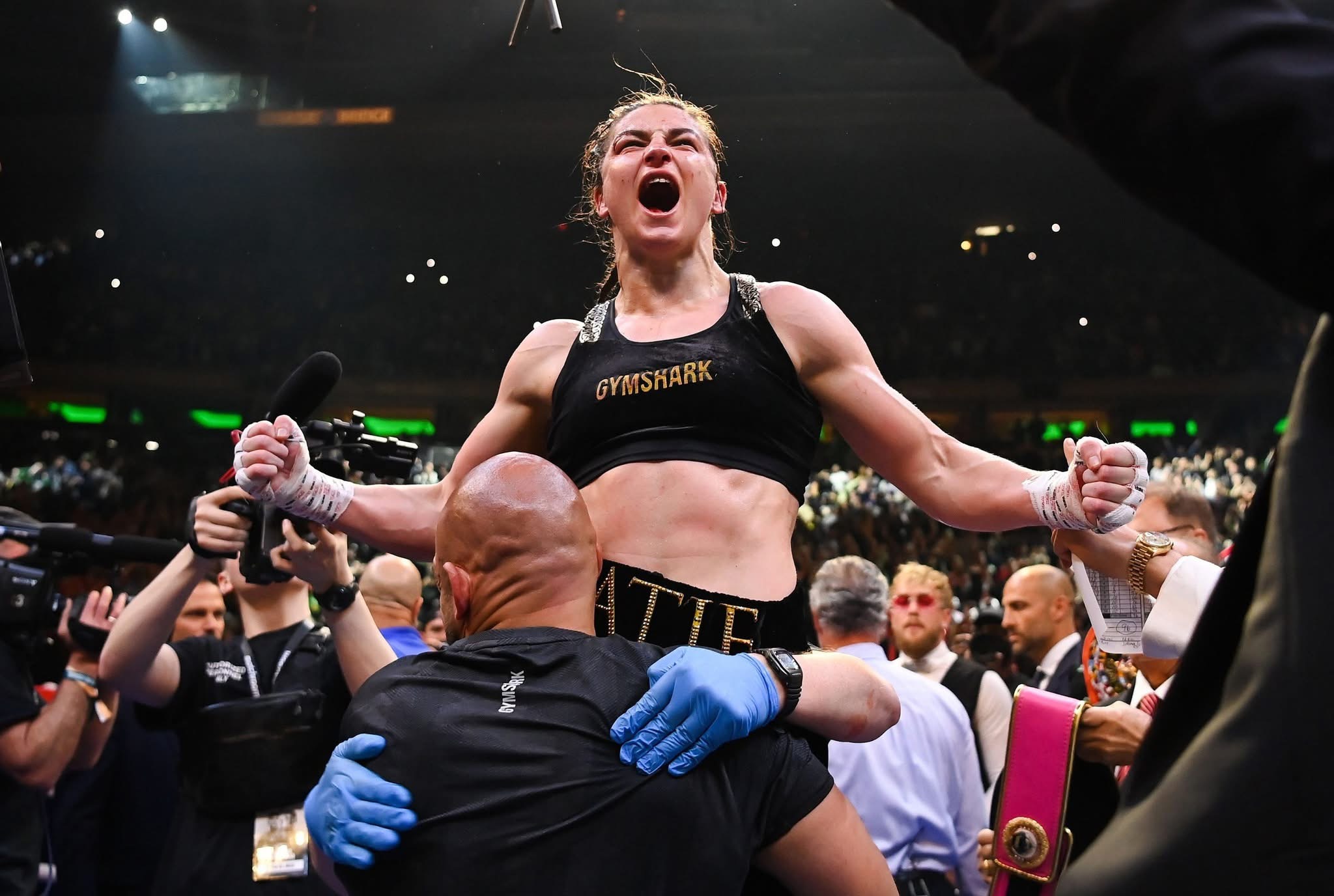 KATIE TAYLOR, LA MEJOR PESO LIGERO DEL MUNDO, VOLVIÓ A DERROTAR A AMANDA SERRANO